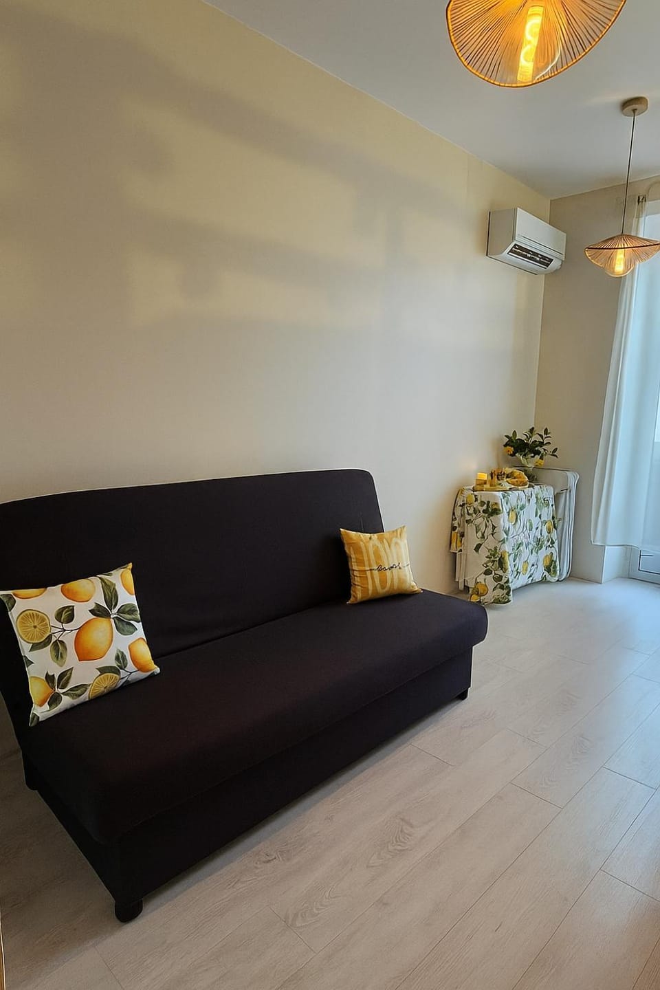 Bed, Living room, air conditioner