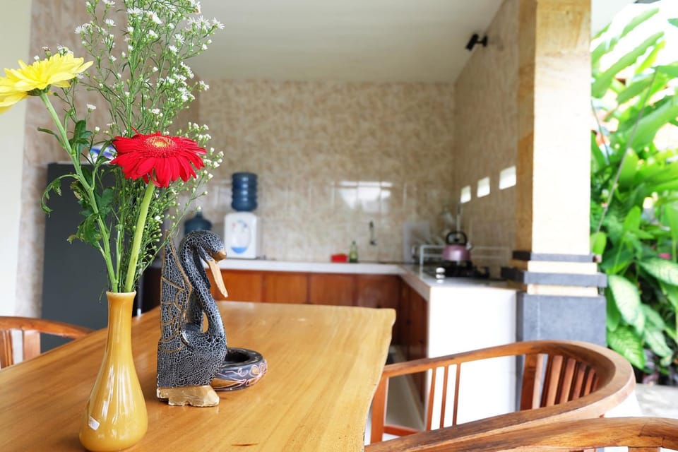Kitchen or kitchenette, Seating area, Dining area