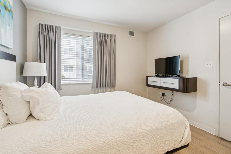 Simplicity At the Rim 1215 I Spacious 1 Bed 1 Bth Apartment in San Antonio
