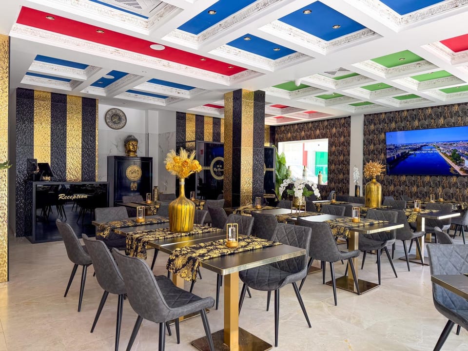 Restaurant/places to eat, Restaurant/places to eat, Living room, Lobby or reception, Evening entertainment