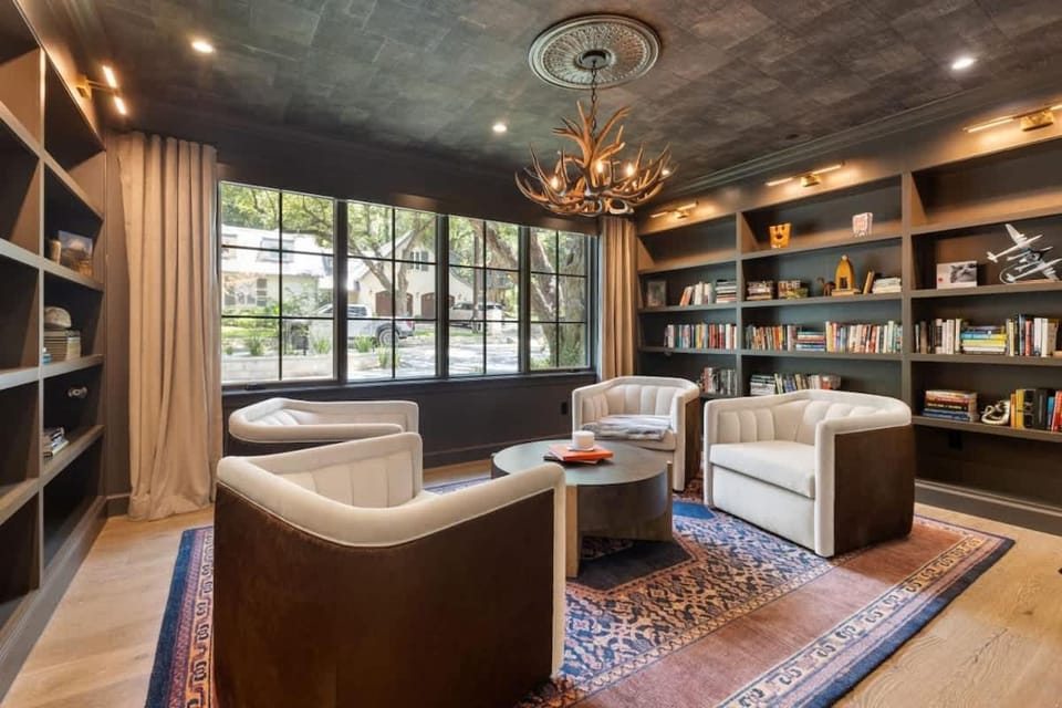 Water Front Luxury - Pool - Hottub - Boat Dock House in Lake Austin