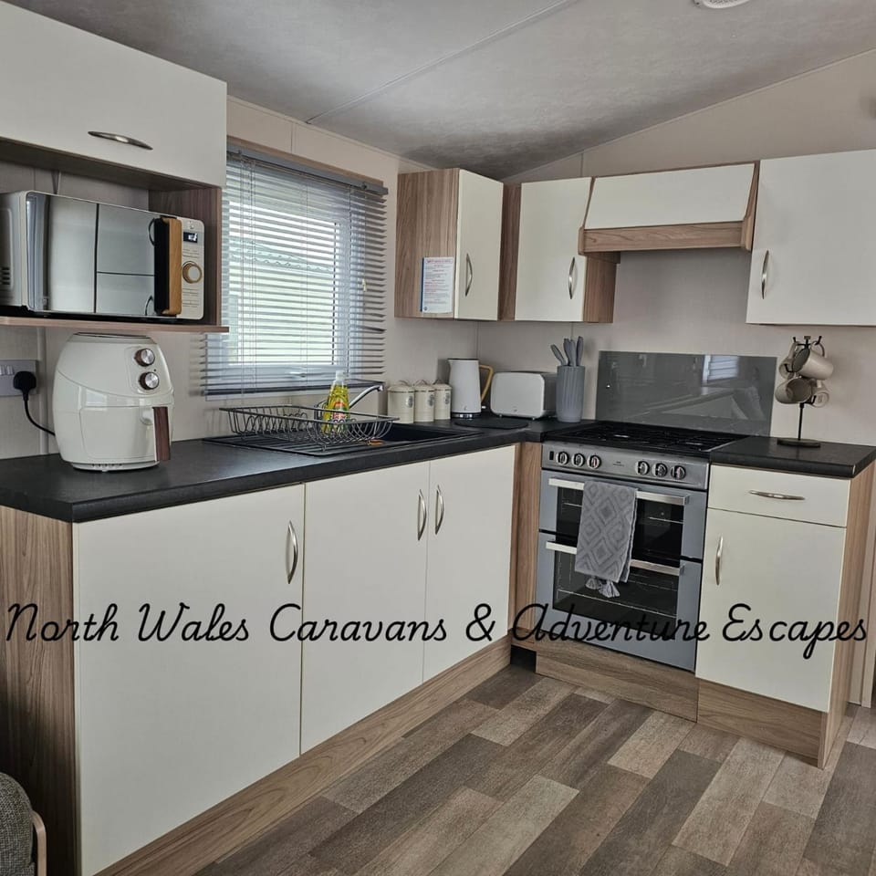 Platinum Caravan with Decking & Garden House in Towyn