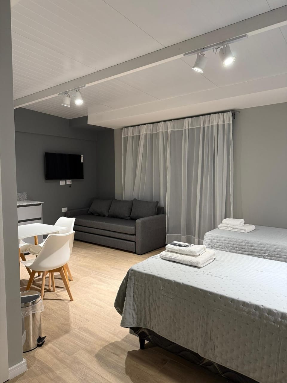 Bed, TV and multimedia, Bedroom
