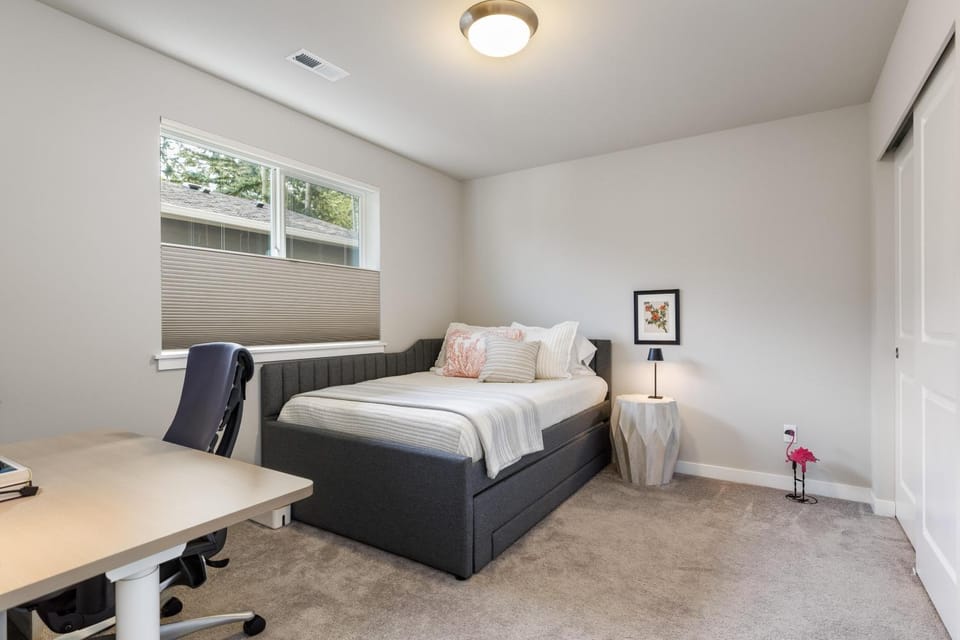 Perch - Crestwood Getaway House in Oak Harbor