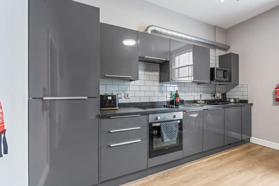 Kitchen or kitchenette, dishwasher, oven