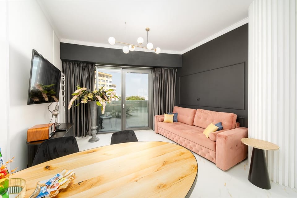 Communal lounge/ TV room, TV and multimedia, Living room, Seating area, Dining area, Evening entertainment