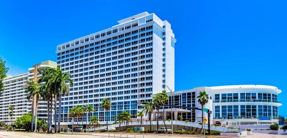 Oceanview Studio at Castle Beach Club – Pool, Beach Access, Valet Parking, Gym & More! House in Miami Beach