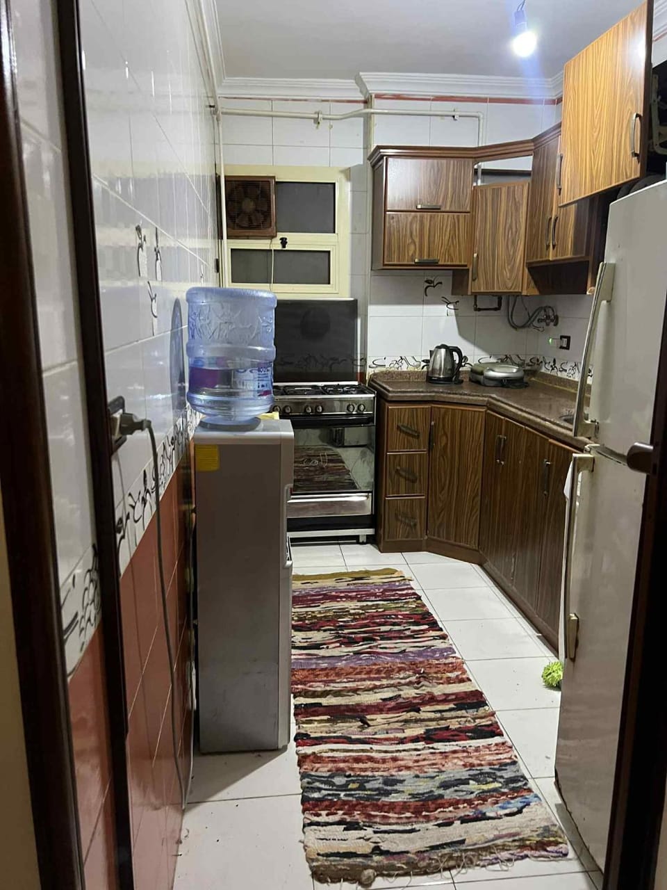 Kitchen or kitchenette, dishwasher, oven