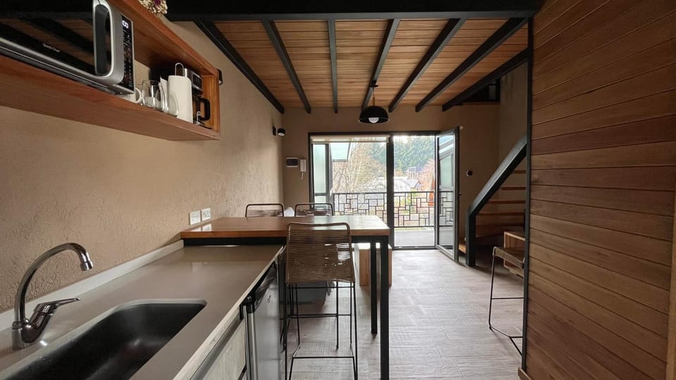 Kitchen or kitchenette, Dining area