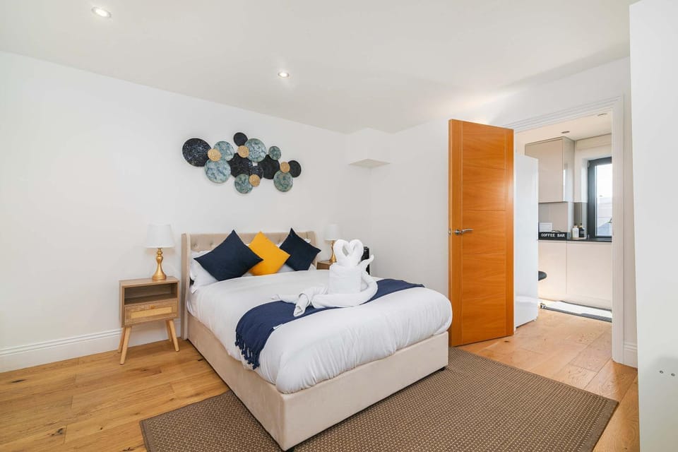 Bed, Photo of the whole room, Decorative detail, Bedroom, towels