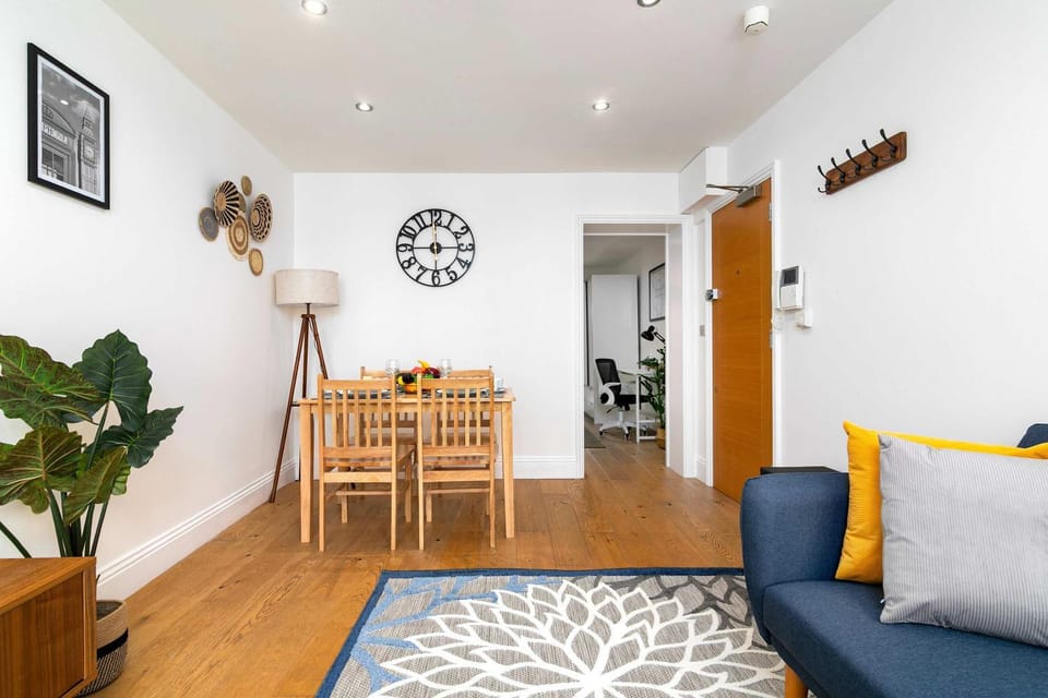 Living room, Decorative detail, Seating area, Dining area, internet