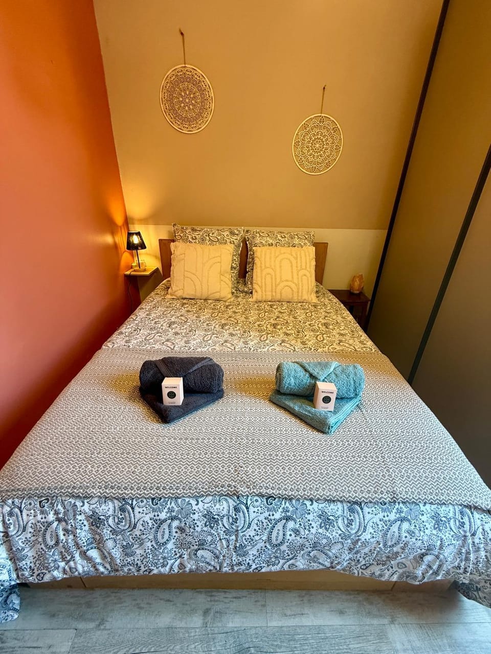 Bed, Bedroom, towels