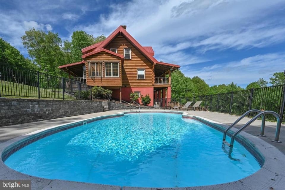 Hot Tub, Pool view, Swimming pool, sunbed