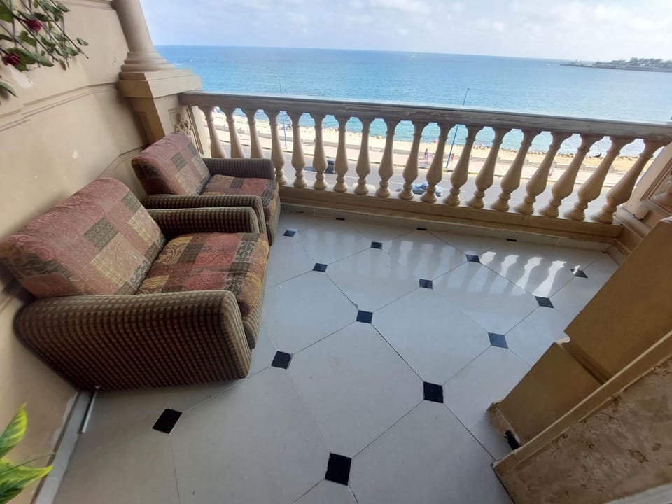 View (from property/room), Balcony/Terrace, Seating area, Sea view