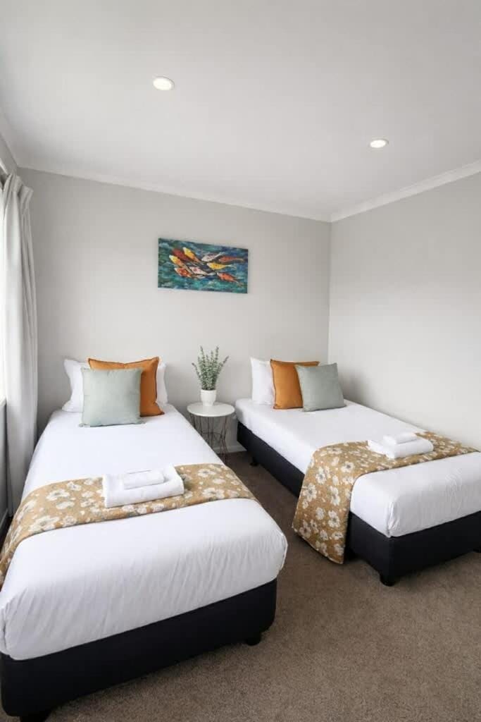 Modern Oasis Near Shopping Centres House in Hamilton