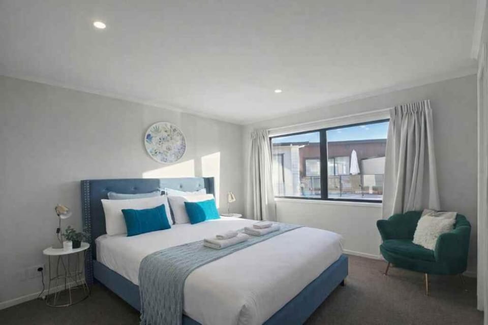 Modern Oasis Near Shopping Centres House in Hamilton