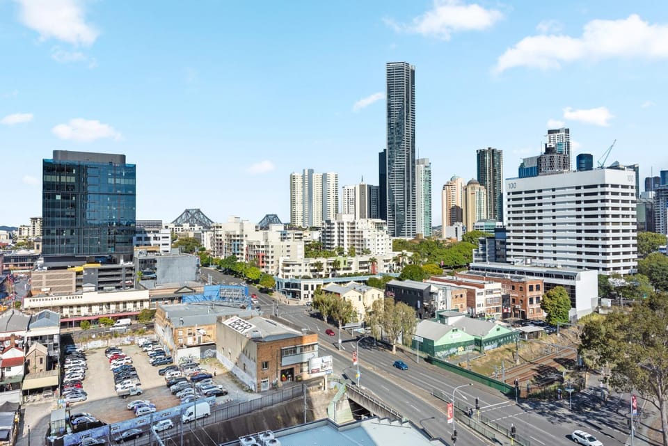 City and Mountain View Apt with Pool, Gym and Parking Apartment in Brisbane