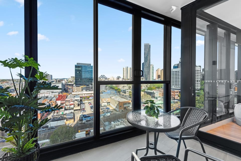 City and Mountain View Apt with Pool, Gym and Parking Apartment in Brisbane