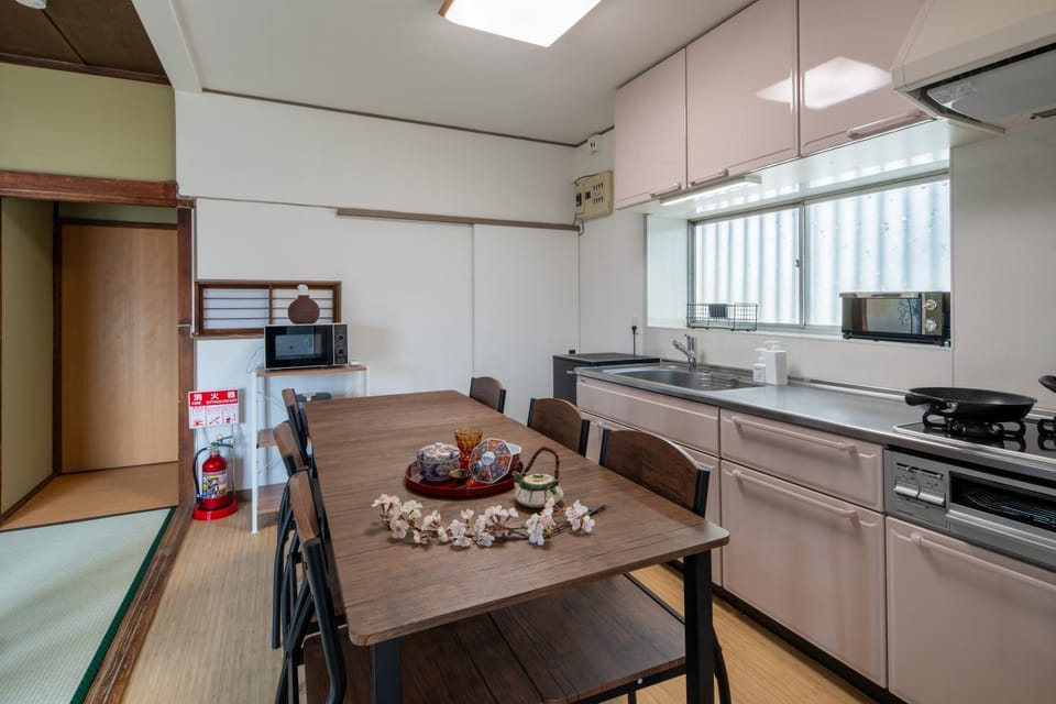 Kitchen or kitchenette, Dining area, microwave