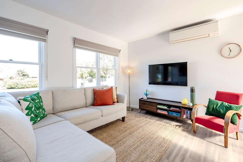 Communal lounge/ TV room, TV and multimedia, Living room, air conditioner