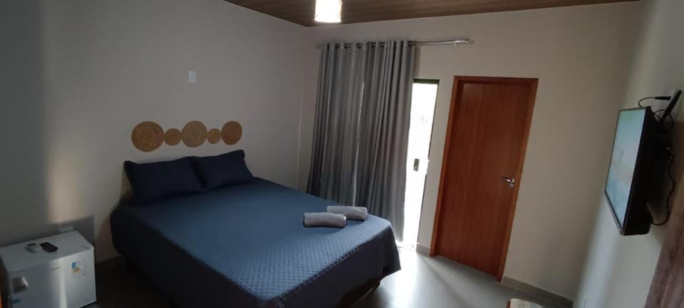 Bed, TV and multimedia, Photo of the whole room, towels