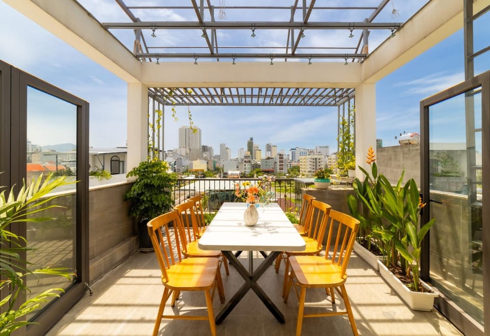 Property building, Patio, Day, View (from property/room), Balcony/Terrace, Dining area, City view