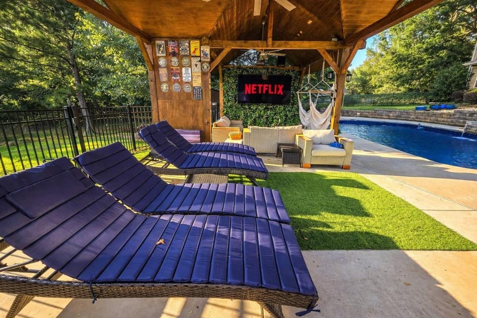Lakefront 6BR house with Pool, Game Room & Private Pier House in Georgia
