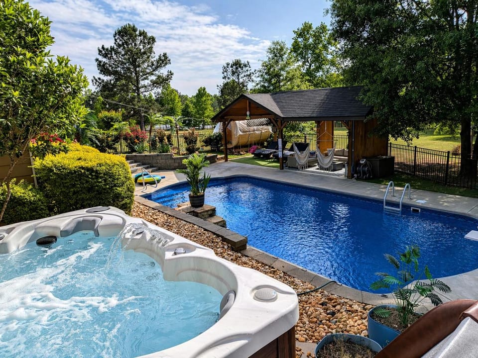 Patio, Garden, Hot Tub, Seating area, Swimming pool