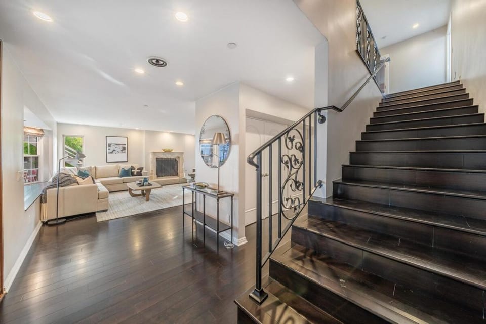 Spacious Hollywood Private Villa with 7 Bedrooms and Pool Villa in Beverly Hills