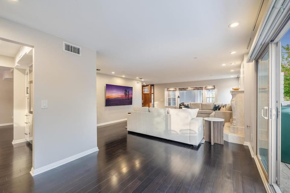 Spacious Hollywood Private Villa with 7 Bedrooms and Pool Villa in Beverly Hills