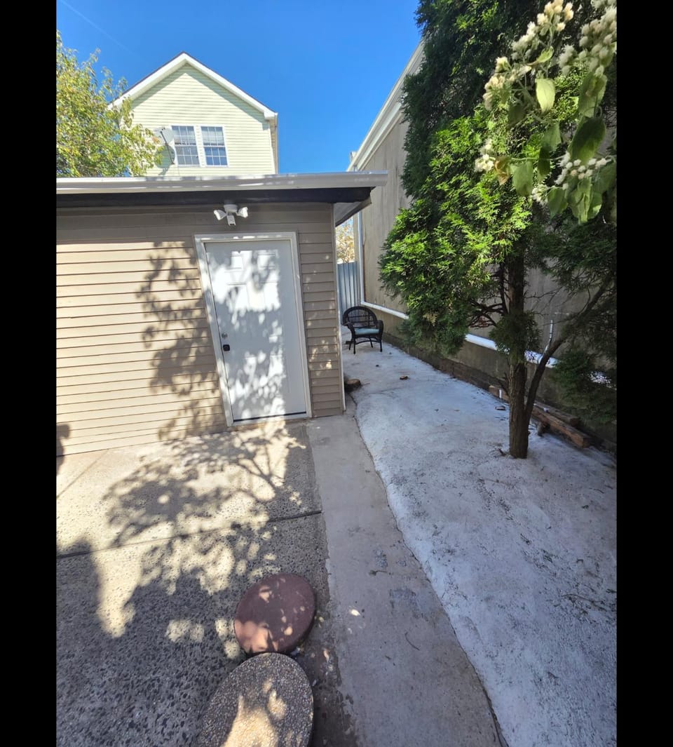 Newly built Studio apartment with private toilet, bathroom, kitchenette Close to NYC and EWR Apartment in Irvington