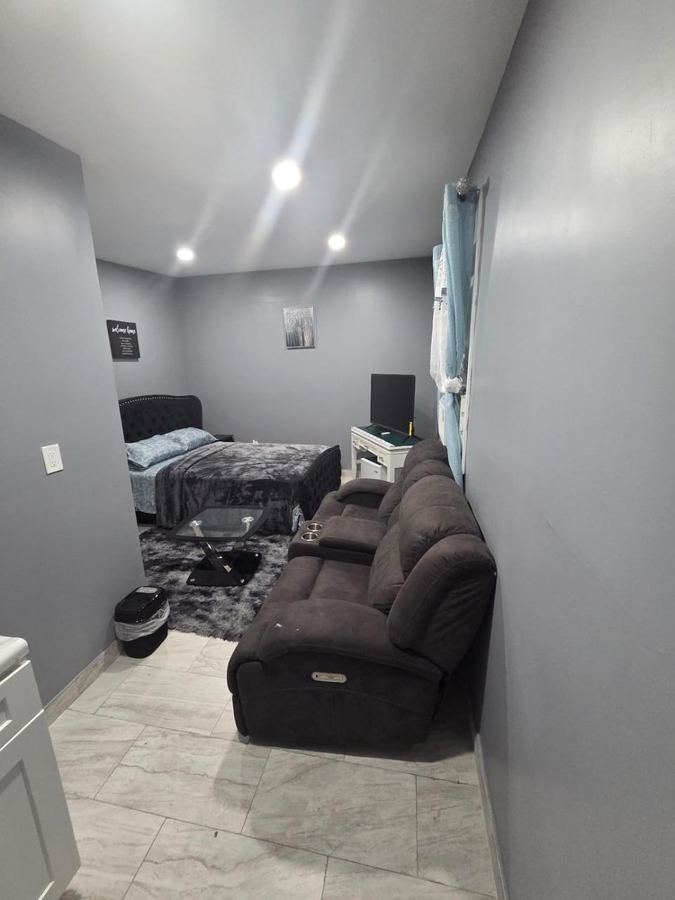 Bed, TV and multimedia, Photo of the whole room, Seating area, Bedroom