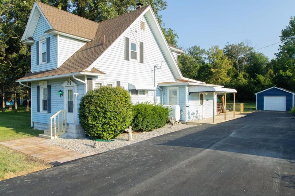 Charming farm house with hot tub by Camp Perry House in Lake Erie