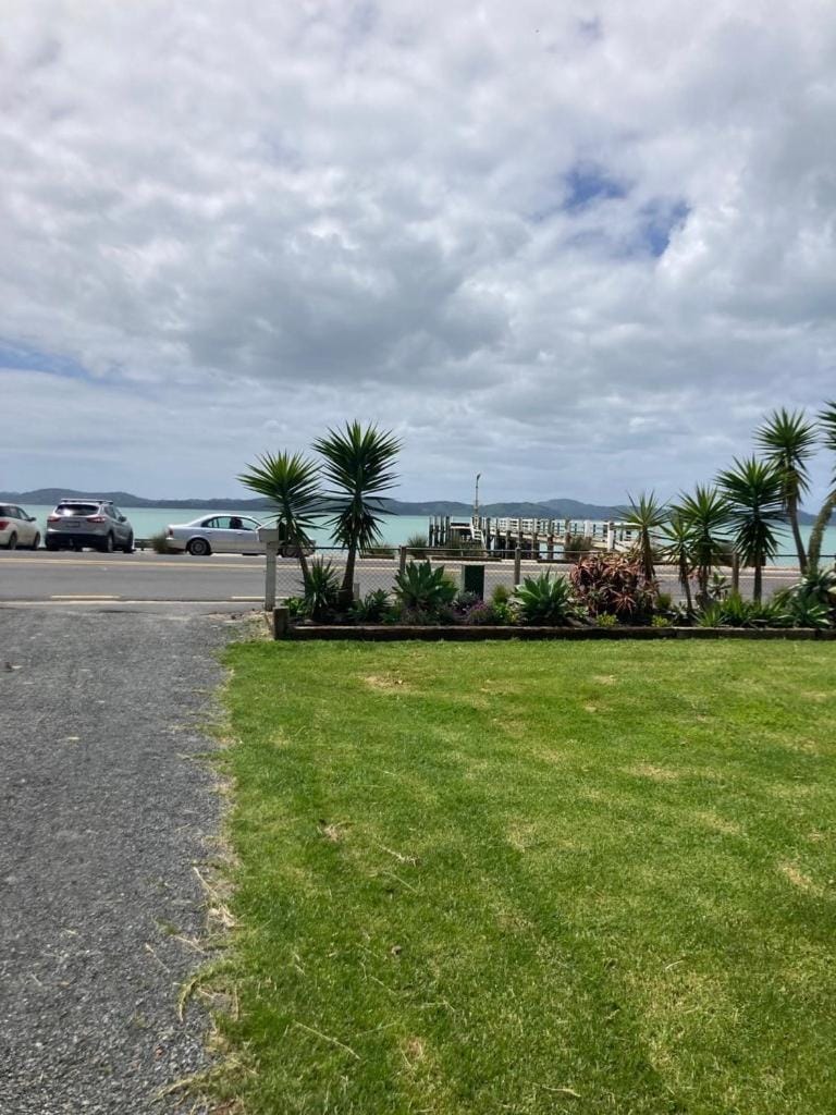 Maraetai Beachfront Studio Unit Apartment in Auckland Region