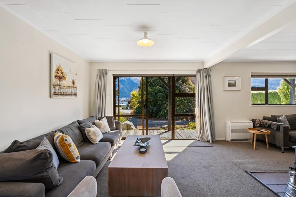 Sunset Lakehouse - Lake and Mountain Views House in Queenstown