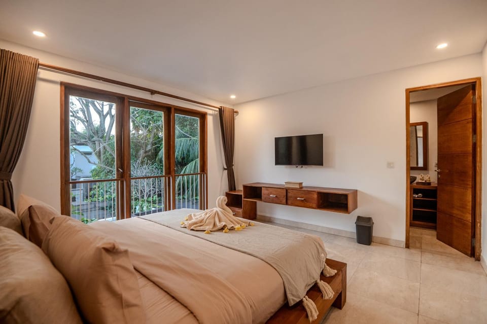 Bed, TV and multimedia, Photo of the whole room, Bedroom