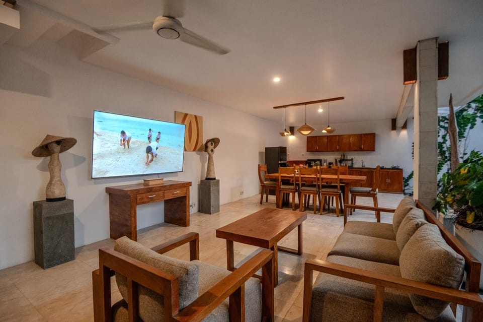 TV and multimedia, Living room, Seating area, Evening entertainment