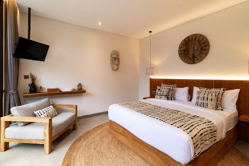 Bed, TV and multimedia, Living room, Seating area, Bedroom