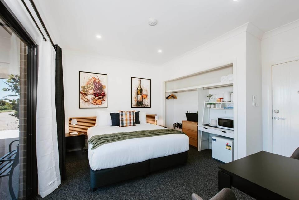 Bedroom, minibar