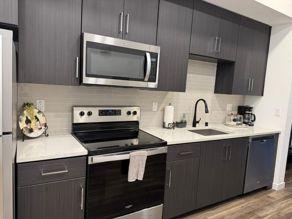Vine & Sunset Loft Free Parking and WIFI Apartment in Hollywood