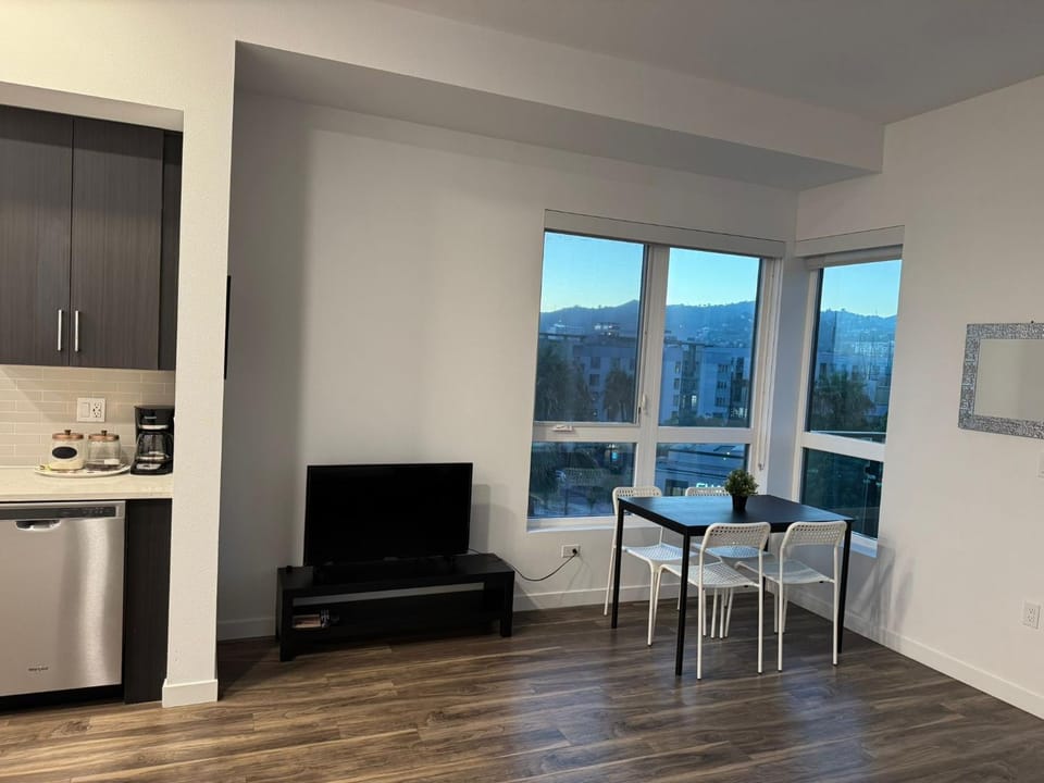 Vine & Sunset Loft Free Parking and WIFI Apartment in Hollywood