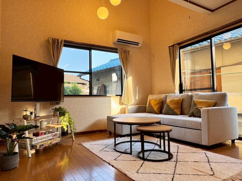 Communal lounge/ TV room, TV and multimedia, Living room, air conditioner