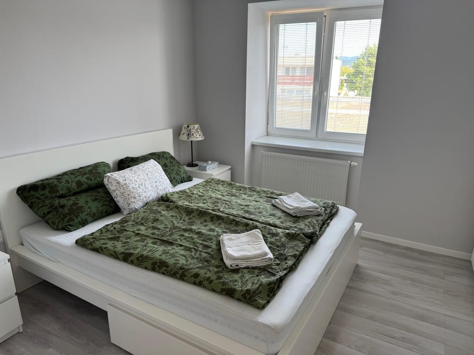 Bedroom, towels