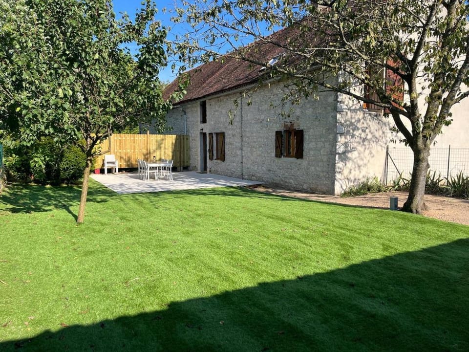 Gîte des Coteaux d'Ebreuil House in Auvergne-Rhône-Alpes