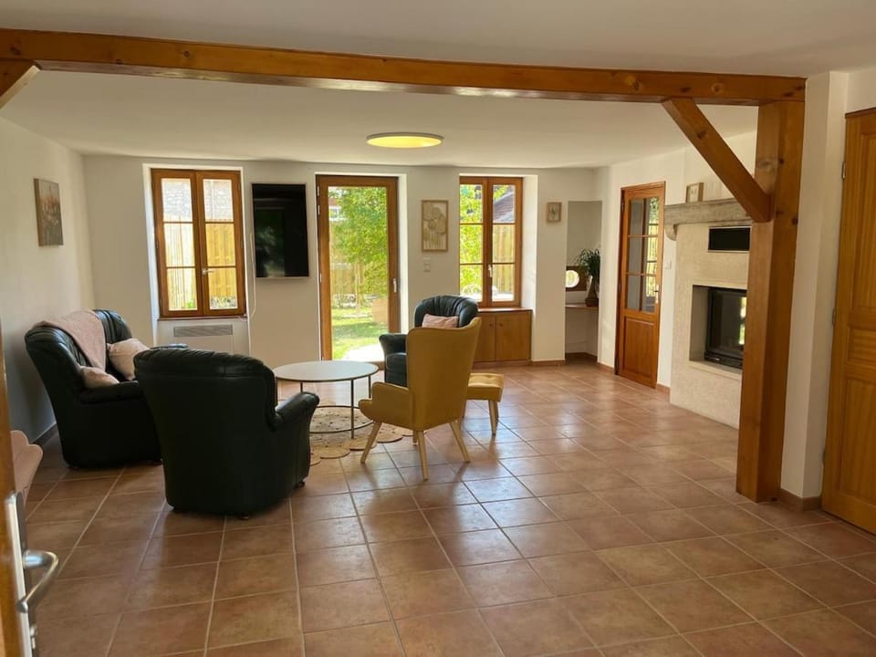 Gîte des Coteaux d'Ebreuil House in Auvergne-Rhône-Alpes