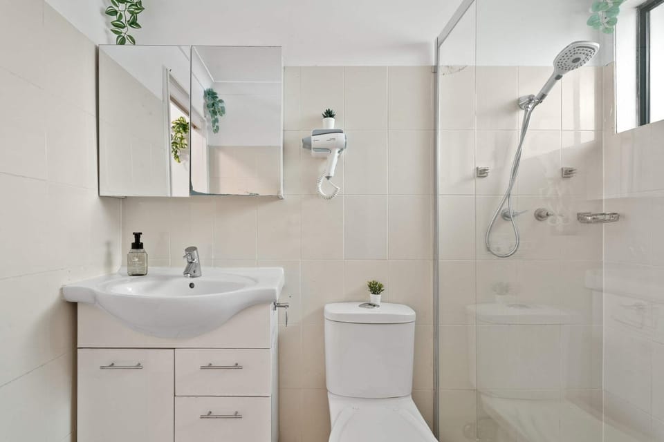 Double Room in Peakhurst - Centrally Located - Shared Bathroom Bed and Breakfast in Sydney