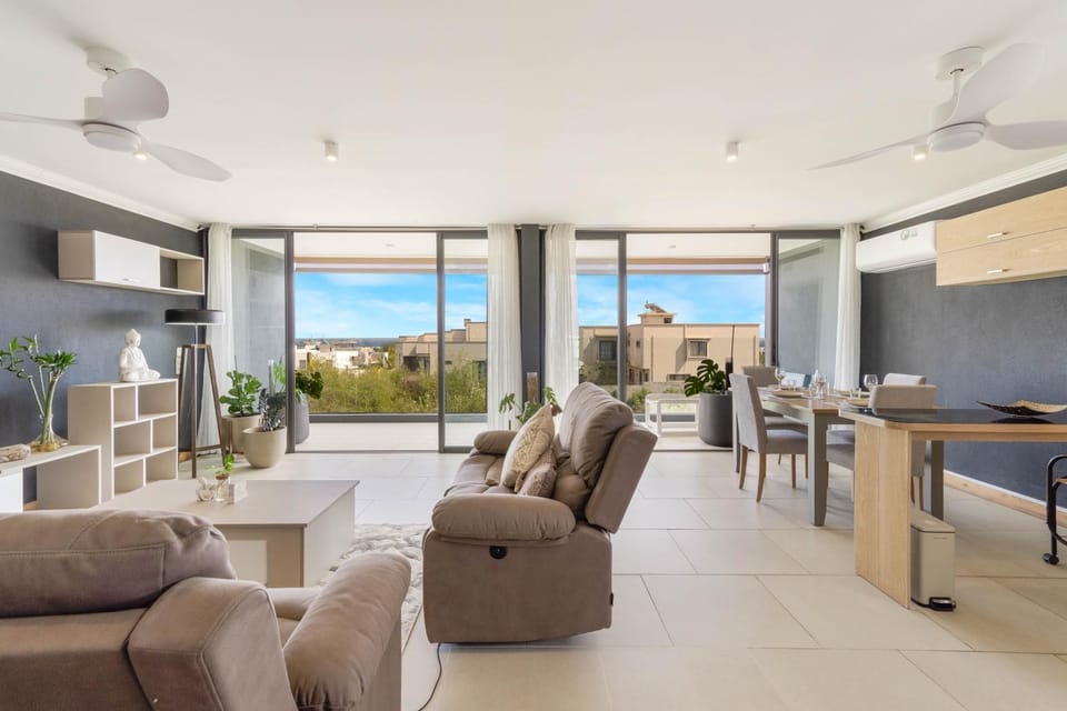 View (from property/room), Balcony/Terrace, Living room
