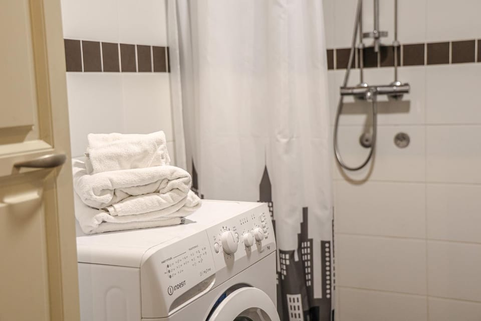 Bathroom, towels, washing machine