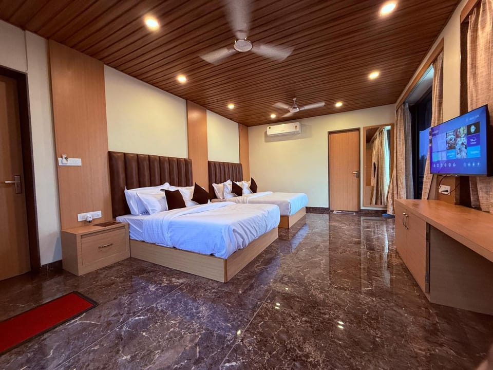 Bed, TV and multimedia, Bedroom