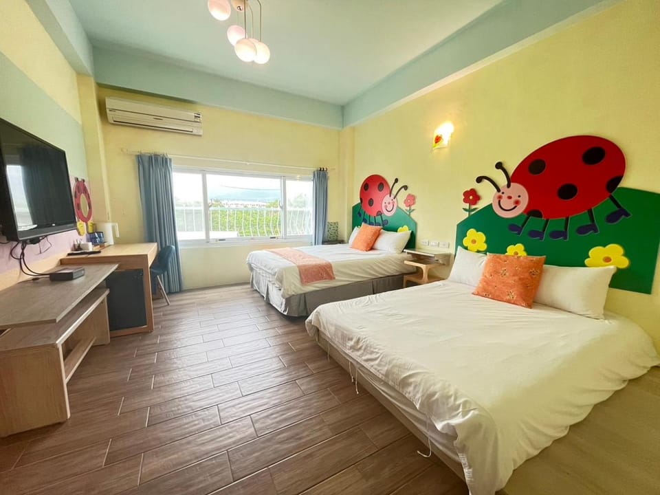 Communal lounge/ TV room, Bed, TV and multimedia, Photo of the whole room, Evening entertainment, Bedroom, air conditioner